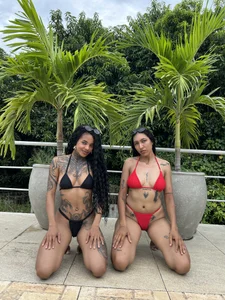 ChloeandIsabella Pool Girls - {count, plural, one {תמונה אחת} two {שתי תמונות} many {# תמונות} other {# תמונות}}