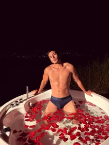 Aaronfox_x Do you want to fuck me in the jacuzzi? Pic 2