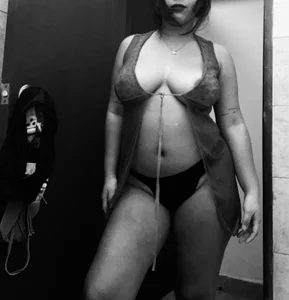 Nyla_Petite Public Foto 2