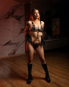 ZoeTaylorl Public Immagine  6