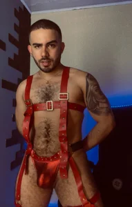 adamhairy: sexy and red ( 2 фото)