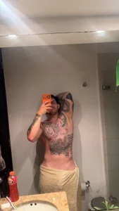 Ades_Lowe One pull on this towel and it’s all yours... 😈🚿 รูป  2