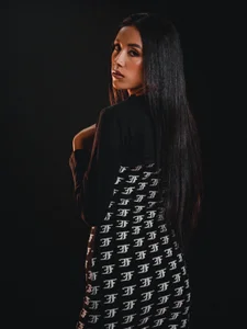 let me model you, love 😍🖤 de alicemoon__  4 photos