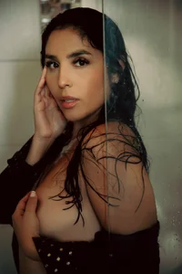 _miaquevedo_ Soaked, Seductive... and Staring at You 💦🔥  5টি ছবি