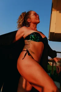 Amber_Foks Look at my tan Foto