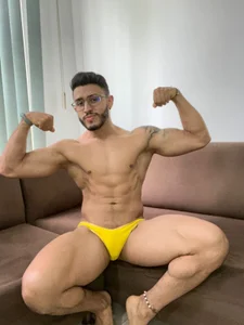 Liam_Kleiin: YELLOW ( 3 фото)