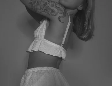 damn_cutie BLACK & WHITE Pic 4