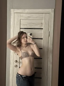 ElizaPurrr Me in jeans Pic 2