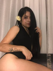 adara_johnson__ Your girl and your favorite color 🖤🖤 Foto