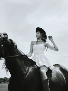 AlbaMesick W/B with horse Gambar