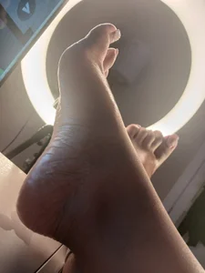 Oil drips from my feet. de Aleya_Black  3 Imagens