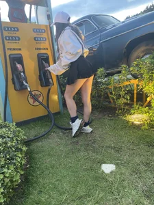 Tiffanysurez_ Sexy gas station Immagine  4
