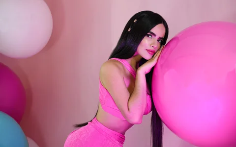 nikolsmithh between balloons Pic