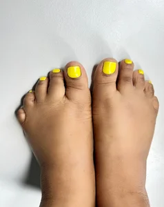 ChubbyTits28のYellow Toesの 2枚の写真