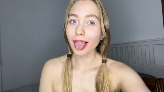 AmazovaAny red lipstick Foto