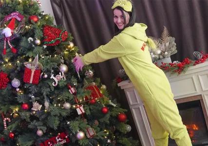 SeductiveMom Who said the Grinch can’t be sexy? Christmas just got hotter. 🔥🎄 圖片 2