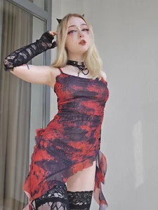 ElswythCovil red dress รูป  3