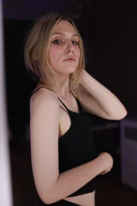 Looking for someone to play with... are you free? de Lexa_Demi  4 Imagens