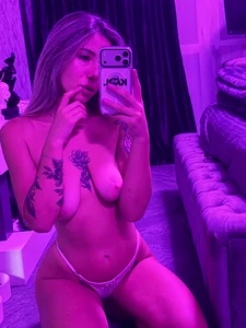 Too Hot From Behind 🔥🍑 de Vanessaa_sky_  2 Imagens