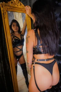 Tease & Please" de MillaBlis  2 Imagens