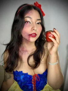 AnnieRouse__ kullanıcısının Poisoned Snow White 🍎💚 albümü -  4 fotoğraf