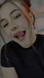 HannaCollins_ You would like to see what I have under this let your imagination fly and let it know 🥵🔥🔥 圖片 3