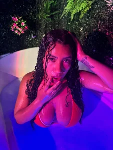 take off my swimsuit I'm hot de serena_willow Foto 6