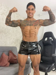 AdanReilly leather 2 Foto