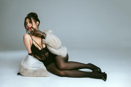 RitaVirginia Juicy thighs Pic 3