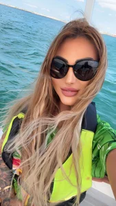 Nicol2Nayaの"Golden skin, salty lips and waves that kiss my body… This is me, Nicol2Naya, free and wild like theの 2枚の写真