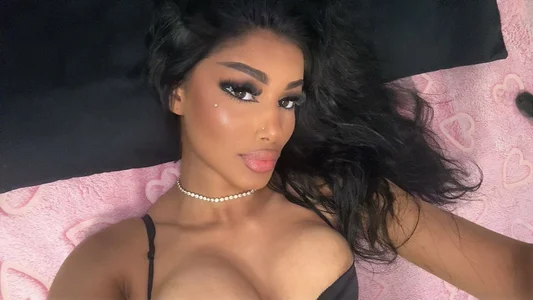 KylieKade Feeling pretty, feeling confident, and definitely in the mood to catch your attention. Come a little Pic