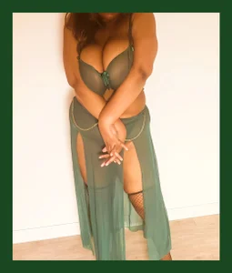 TheeBustiestBella I'm a tease... Pic 2