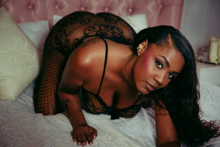 Can you handle all of this? 🔥 de JuicyKendra_  4 photos