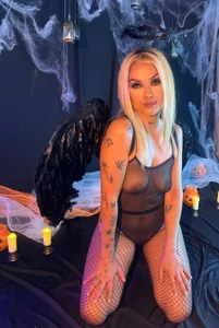 your favorite fallen angel🎃🪽🪽 de alana_gloow  Imagens