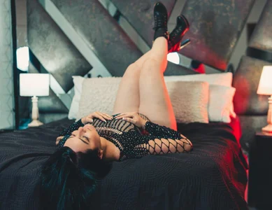 alina-leon 👀 Pic 3