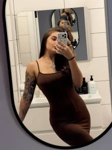 Trishatemptation: Public ( 2 фото)