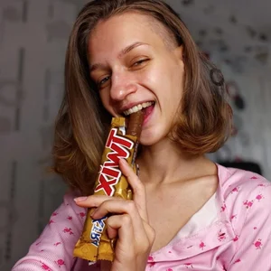 Chrissy_Joyful Do you want to eat a second Twix bar? Hahaha! slika