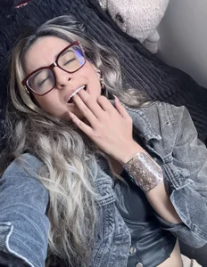 NIQUEILLA8 Which do you prefer? With or without glasses? รูป 