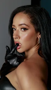 AlessaRomero Sexy in Black Pic 2