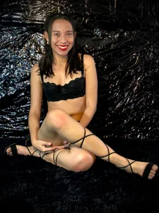 "I don’t ask for attention… I command it." 😈✨ od Lunahot68  2 snímek