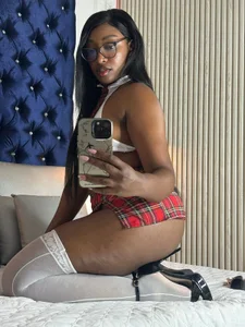 YallianaBrooks schoolgirl Pic 3