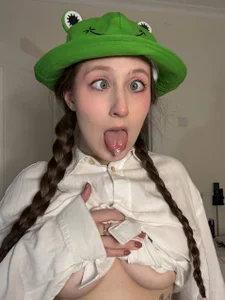 FroggyAnna do u like my froggy hat?🐸 Immagine  4