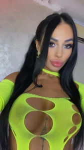 Kasandra_One Yellow Outfit Gambar 2