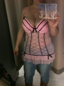 NikkiHolland: Public ( 5 фото)