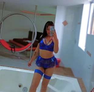 gisele_merchann Blue <3 Pic 3