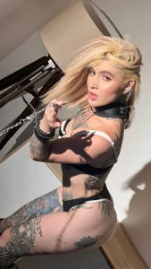 Your command is all I need. 👠 de CarlaBrunni  3 photos