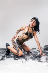 Being a beautiful disaster!! 😇 de MaveParks_  5 Imagens