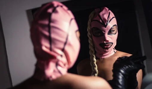 AntonelaVargas A LOT OF LATEX Hình