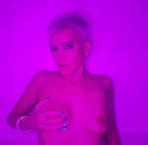 Alice_69_Sochiのin pinkの枚の写真