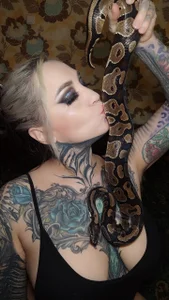 MistressDarkSindel Mistress and her snakes Foto 3